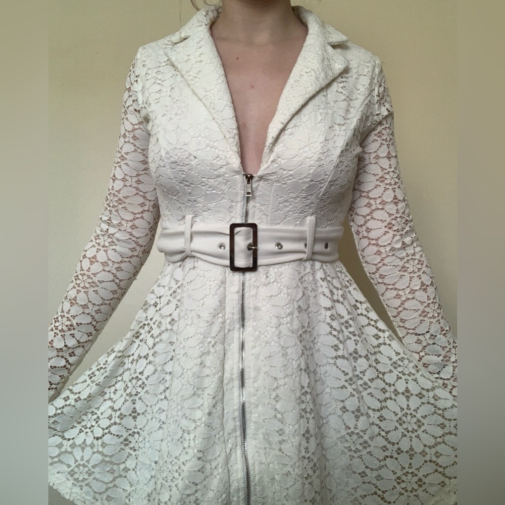 Short, White Lace Windsor Dress
Size: M